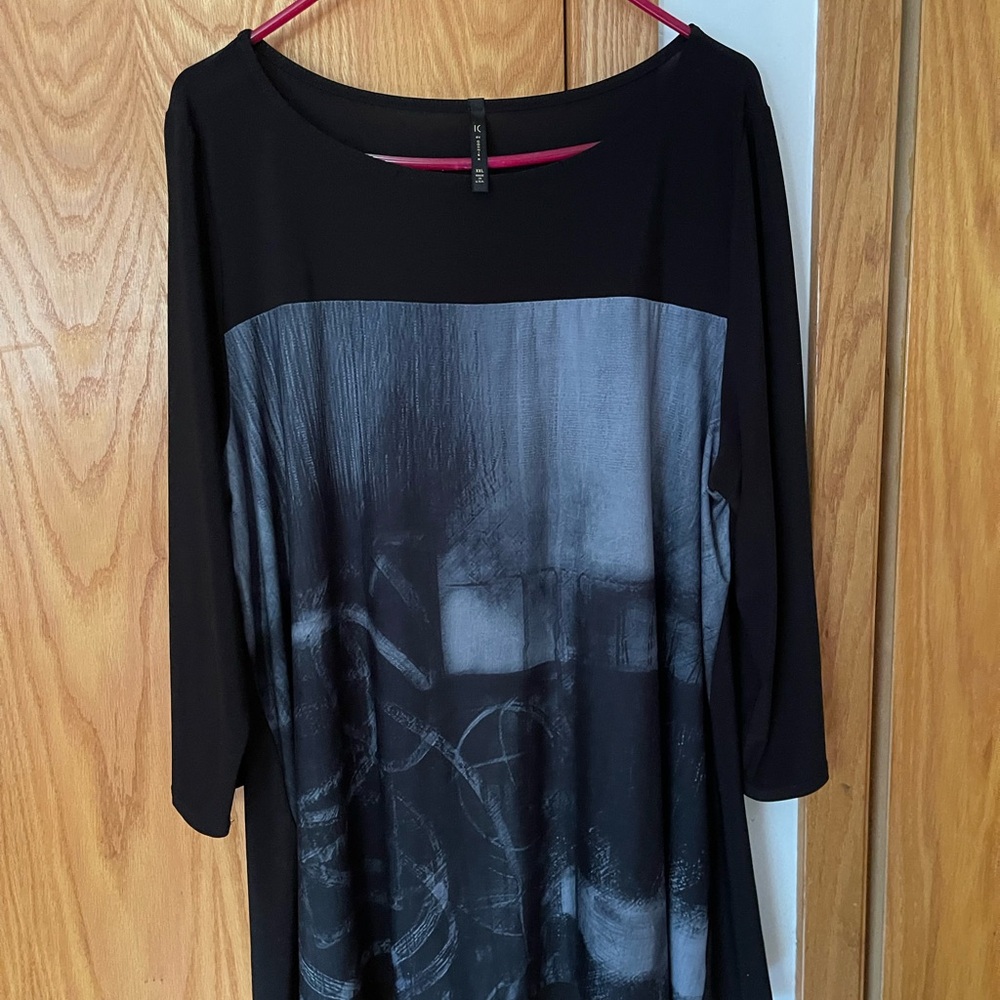 Loose tunic top. Looks great with leggings!